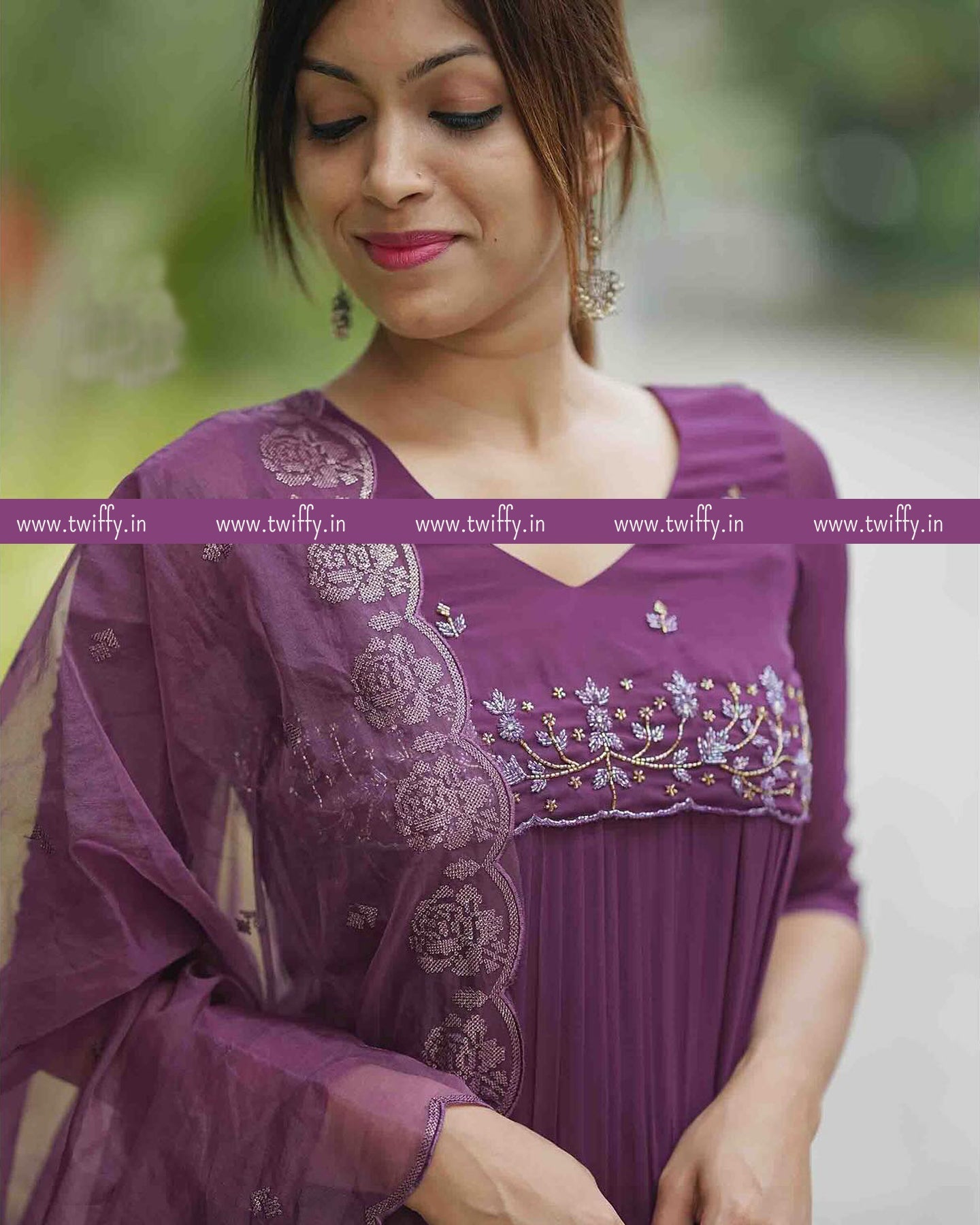 presents flared kurti with dupata