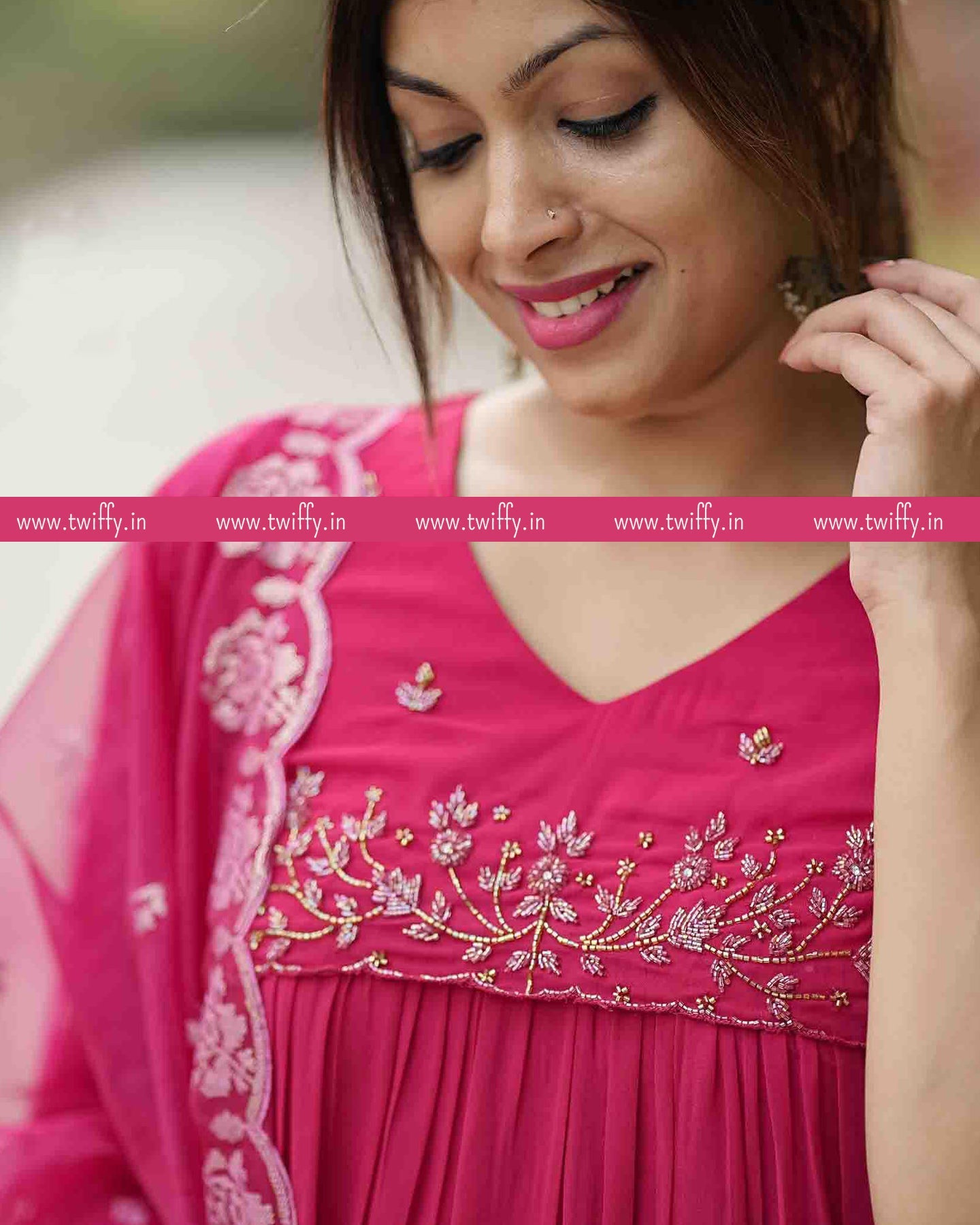 presents flared kurti with dupata