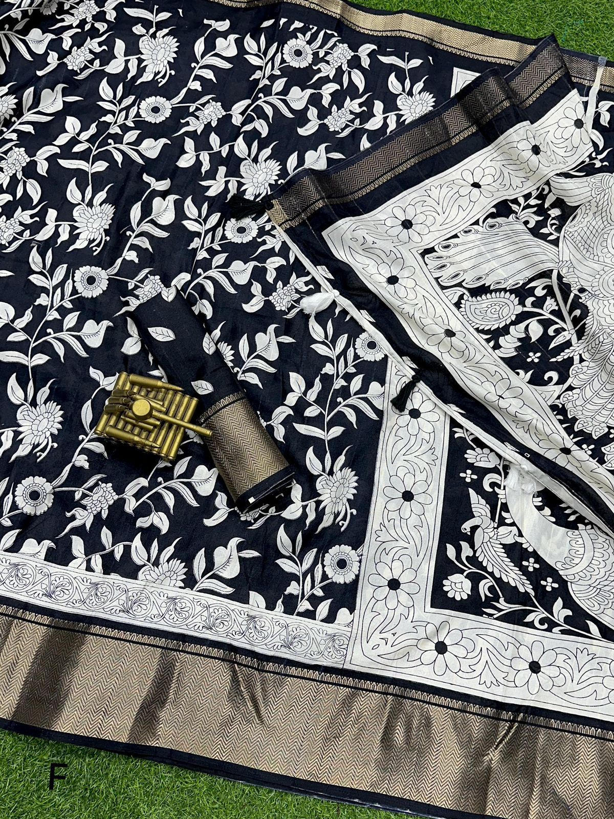 presents maslin cotton saree